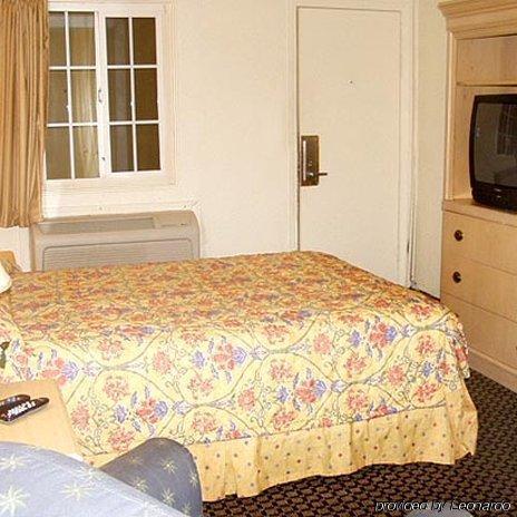 Stockton Travelers Motel Room photo