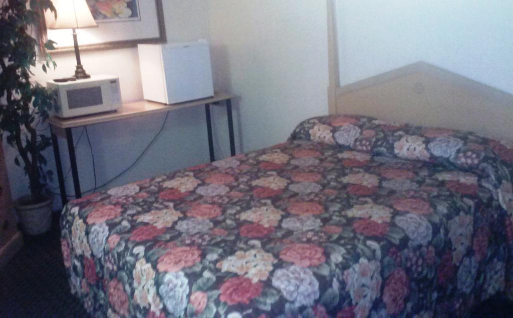 Stockton Travelers Motel Room photo